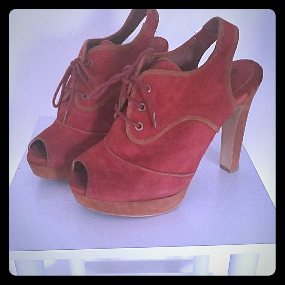 Peep-toe pumps